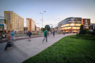 Alacakaranlıkta Yayalarla Şehir Sahnesi ve Modern Mimarlık. Szczecin Polonya.