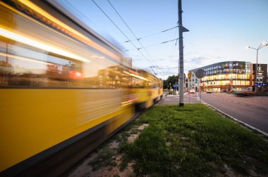 Dusk 'taki Urban Caddesi' nde Hızlı Tramvay. Szczecin Polonya.