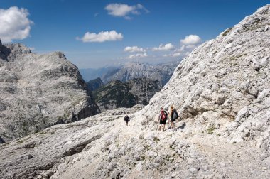 Slovenya 'nın Julian Alplerinde Yürüyüş Grubu