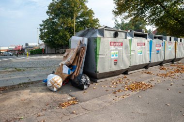 Polonya 'da Çöp Kutuları ve Taşan Çöpler