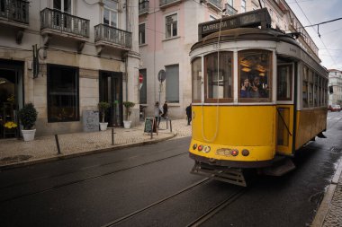 Lizbon Caddesi 'nde Yolcularla Sarı Tramvay