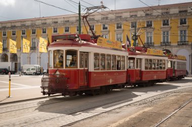 Lizbon Ticaret Meydanı 'ndaki Klasik Kırmızı Tramvay Praca do Comrcio.