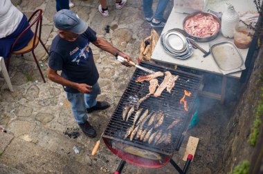 Man Grilling Food at Outdoor Etkinliği, Portekiz