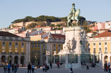 Portekiz, Lizbon 'daki Praca do Comrcio' da Binicilik Heykeli ve Tarihi Binalar