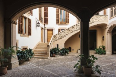 Taş Merdiven ve Archways ile Tarihi Avlu