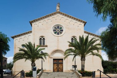 Palmiye ağaçları ve mavi gökyüzü olan tarihi kilise