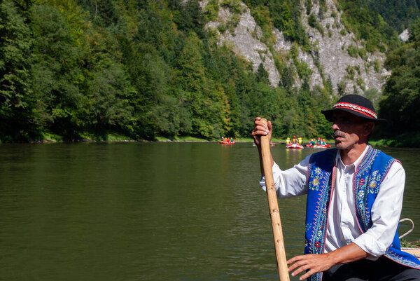 Рафтсман на реке Дунаец, Пенинские горы, Польша