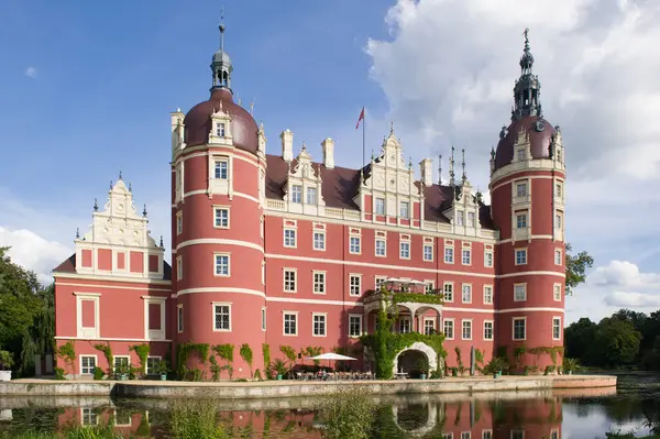 Hendeğe Yansıyan Renkli Kale. Muskau 'da yeni kale, Bad Muskau Almanya.