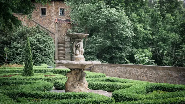 Çeşmeli ve Taş Binalı Resmi Bahçe. Ksiaz Kalesi Walbrzych.