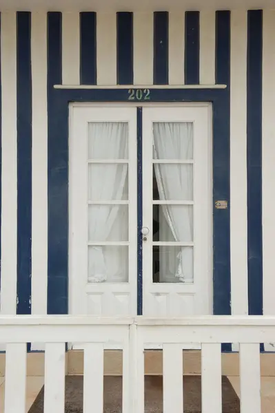 Portekiz, Kosta Nova 'da Mavi ve Beyaz Çizgili Kapı Detayları