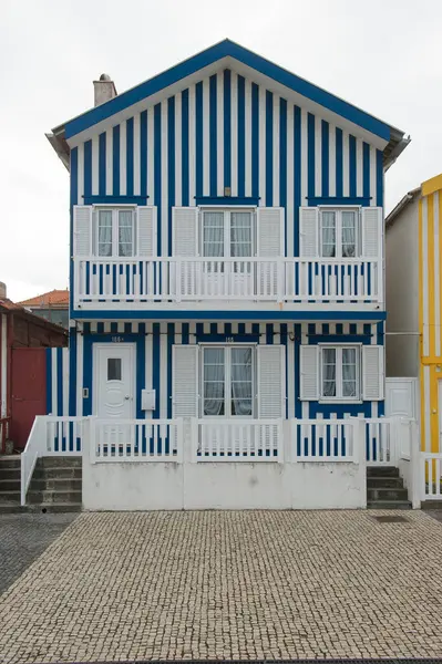 Portekiz, Costa Nova 'da Mavi ve Beyaz Çizgili Ev