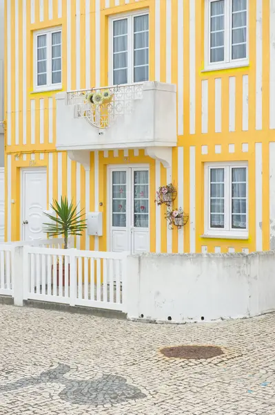 Portekiz, Kosta Nova 'da Sarı ve Beyaz Çizgili Ev