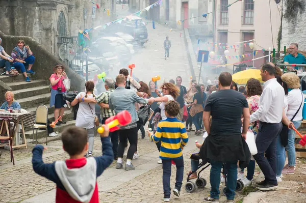 Portekiz 'de Halk ve Dekorasyonlarla Sokak Partisi