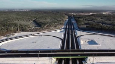 Kış manzarasında bir yol kavşağının havadan görünüşü. Otoyol kavşağı.