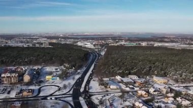 Karla birlikte kışın şehre giden otobanın hava manzarası. Szczecin Polonya.