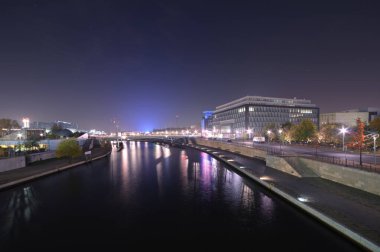 Berlin, Almanya 'da Gece Spree Nehri