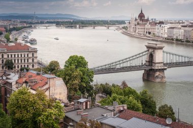 Budapeşte Köprüsü ve Tuna Nehri ile birlikte Skyline. Szechenyi Zincir Köprüsü.