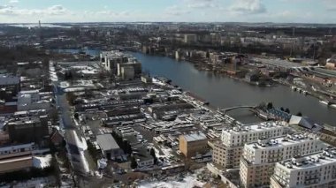 Polonya 'nın Szczecin kentinin Hava Görüntüsü: Oder Nehri Boyunca Kış Kenti