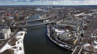 Szczecin Kış Havası: Nehir, Köprüler ve Endüstriyel Binalar