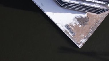 Szczecin Yeşil Çatı: Odra nehri yakınlarındaki Modern Mimarinin Kış Hava Görüntüsü.