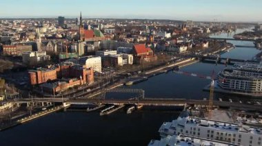 Szczecin Hava Görüntüsü: Güneşli Kış Gününde Nehir Kenti