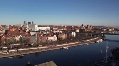 Szczecin Riverfront Panorama: Castle, Old Town ve Clear Blue Sky