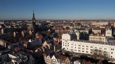 Şato ve Kilise Kulesi ile Szczecin 'in Güneşli Hava Şehri Manzarası