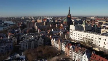 Şato ve Kilise Kulesi ile Szczecin 'in Güneşli Hava Şehri Manzarası