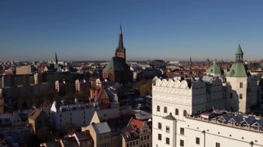Şato ve Kilise Kulesi ile Szczecin 'in Güneşli Hava Şehri Manzarası