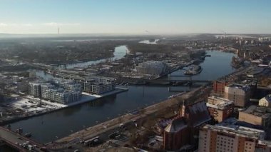 Szczecin Riverside Havacılık Manzarası: Yeni konut binaları ve köprüsü olan kentsel manzara