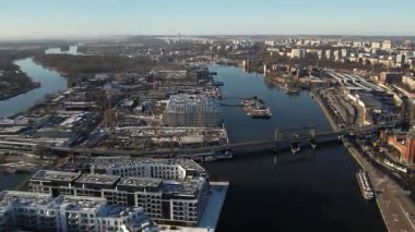 Szczecin Riverside Havacılık Manzarası: Yeni konut binaları ve köprüsü olan kentsel manzara