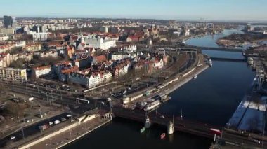Szczecin Hava Görüntüsü: Odra nehri üzerindeki güneşli şehir manzarası.