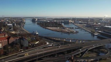 Szczecin, güneşli bir günde hava manzarası - Trasa Zamkowa ve Lasztownia 'da liman ve liman trafiği.