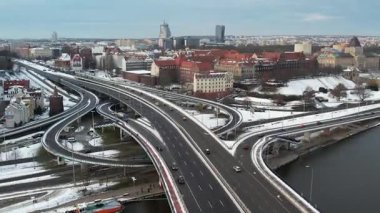 Kış mevsiminde Szczecin Otoyolu Havacılık Görünümü. Şehir manzaralı Trasa Zmkowa.