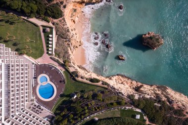 Lüks Otel, Plaj ve Turkuaz Okyanus Kıyısı Havacılık Manzarası. Algarve Portekiz.