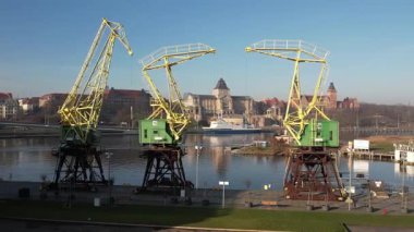 Polonya, Szczecin 'deki tarihi vinçleri gösteren hava manzarası.