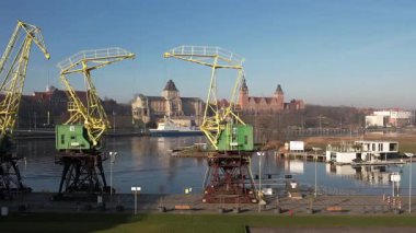 Polonya, Szczecin 'deki tarihi vinçleri gösteren hava manzarası.