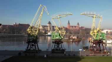 Polonya, Szczecin 'deki tarihi vinçleri gösteren hava manzarası.
