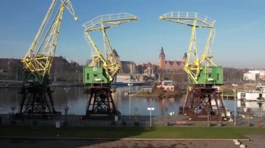 Szczecin Rıhtımı: Vinçler ve Tarihi Şehirler