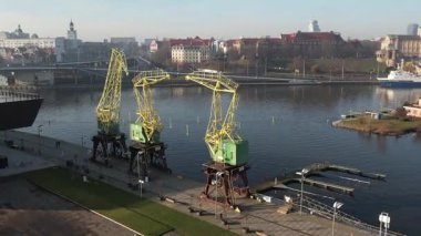 Polonya, Szczecin 'deki tarihi vinçleri gösteren hava manzarası.