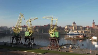 Polonya, Szczecin 'deki tarihi vinçleri gösteren hava manzarası.