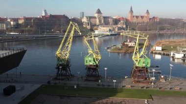 Polonya, Szczecin 'deki tarihi vinçleri gösteren hava manzarası.