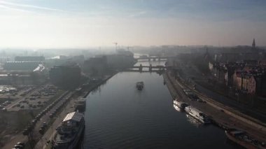 Szczecin Nehri: Tekne ve Şehir Manzaralı Sisli Hava Görüntüsü