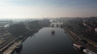 Szczecin Nehri: Tekne ve Şehir Manzaralı Sisli Hava Görüntüsü