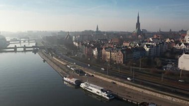 Szczecin Nehri: Tekne ve Şehir Manzaralı Sisli Hava Görüntüsü