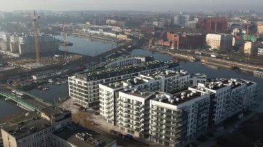 Nehir kıyısında yeni apartmanlar ve şehir inşaatı, Puslu Sabah Işığı. Szczecin Polonya.
