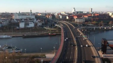 Köprüler ve Trafik - Szczecin Polonya ile Arial view on road trasa zamkowa