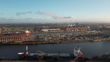 Powerhouse Smoke Stacks ile Endüstriyel Liman ve Rıhtım Sahnesi. Szczecin Hava Görünümü