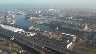 Smoke Stacks ile Endüstriyel Liman ve Liman Sahnesi. Szczecin Hava Görünümü