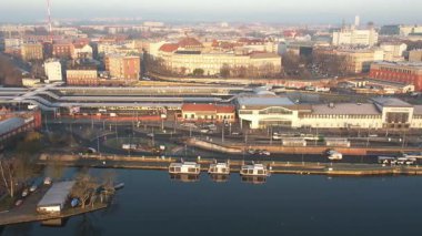 Szczecin Ana Tren İstasyonu ve Riverfront. Bir İHA 'dan gün doğumunda hava görüntüsü.